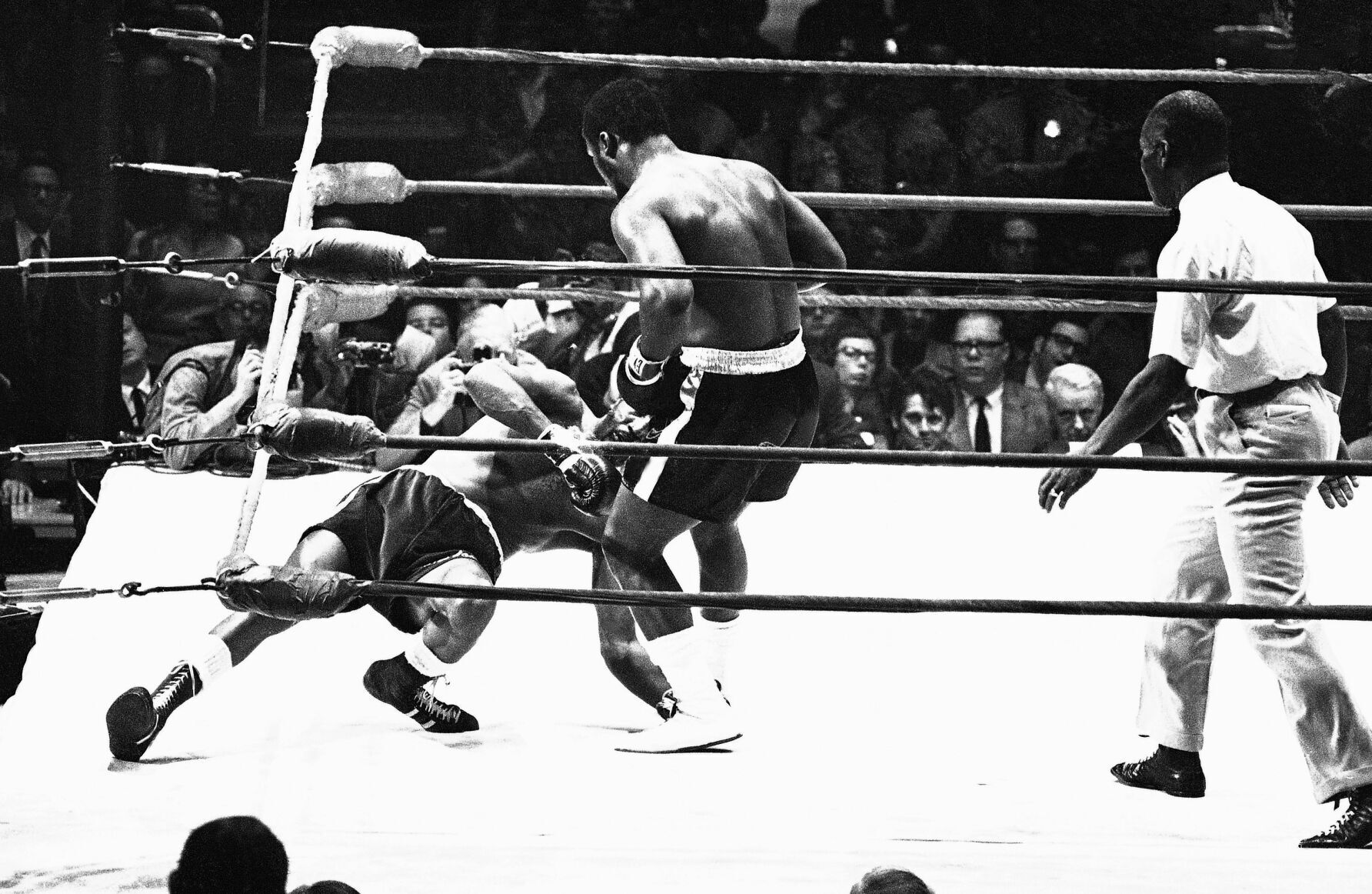 1970: Joe Frazier knocks out Bob Foster to retain world heavyweight title